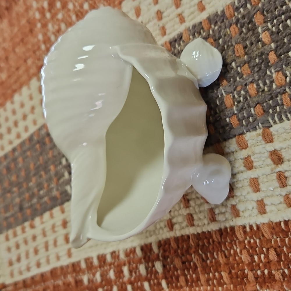 Chic White Ceramic Shell Dish - Picture 2 of 4
